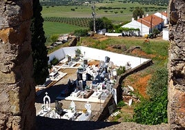 Cementerio de Ouguela, visto desde la muralla.