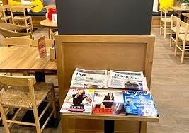 Rara avis: periódicos y revistas en un bar de Cáceres.