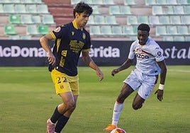Manu Rivas, que debutó como titular en Liga el pasado sábado, en un momento del amistoso ante el Brentford B.