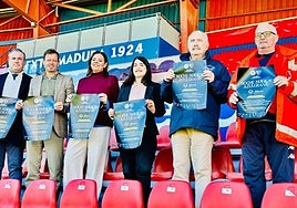 Pepe Reynolds, Manuel Mosquera y la concejala Tamara Rodríguez junto a los representantes del Banco de Alimentos Jesús Reynolds y de Cruz Roja Almendralejo Antonio Álvarez.