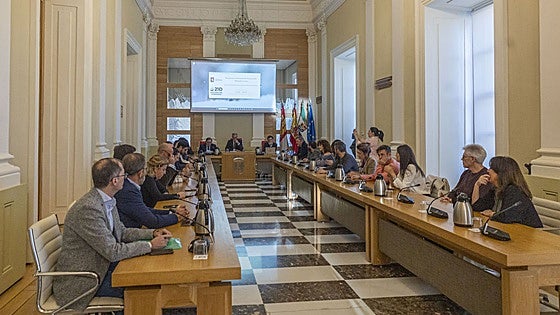Casi un millar de cacereños, pendientes del cartero por las elecciones regionales