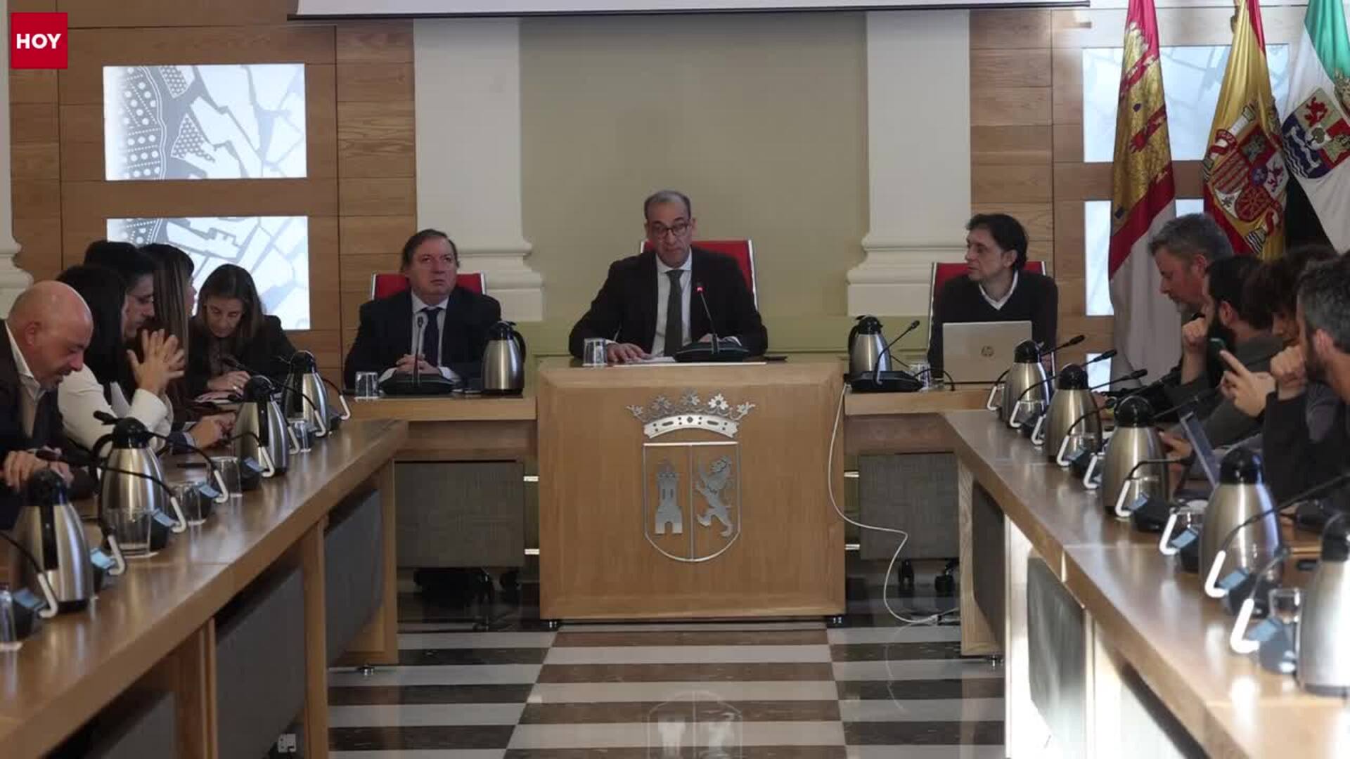 Casi un millar de cacereños, pendientes del cartero por las elecciones regionales