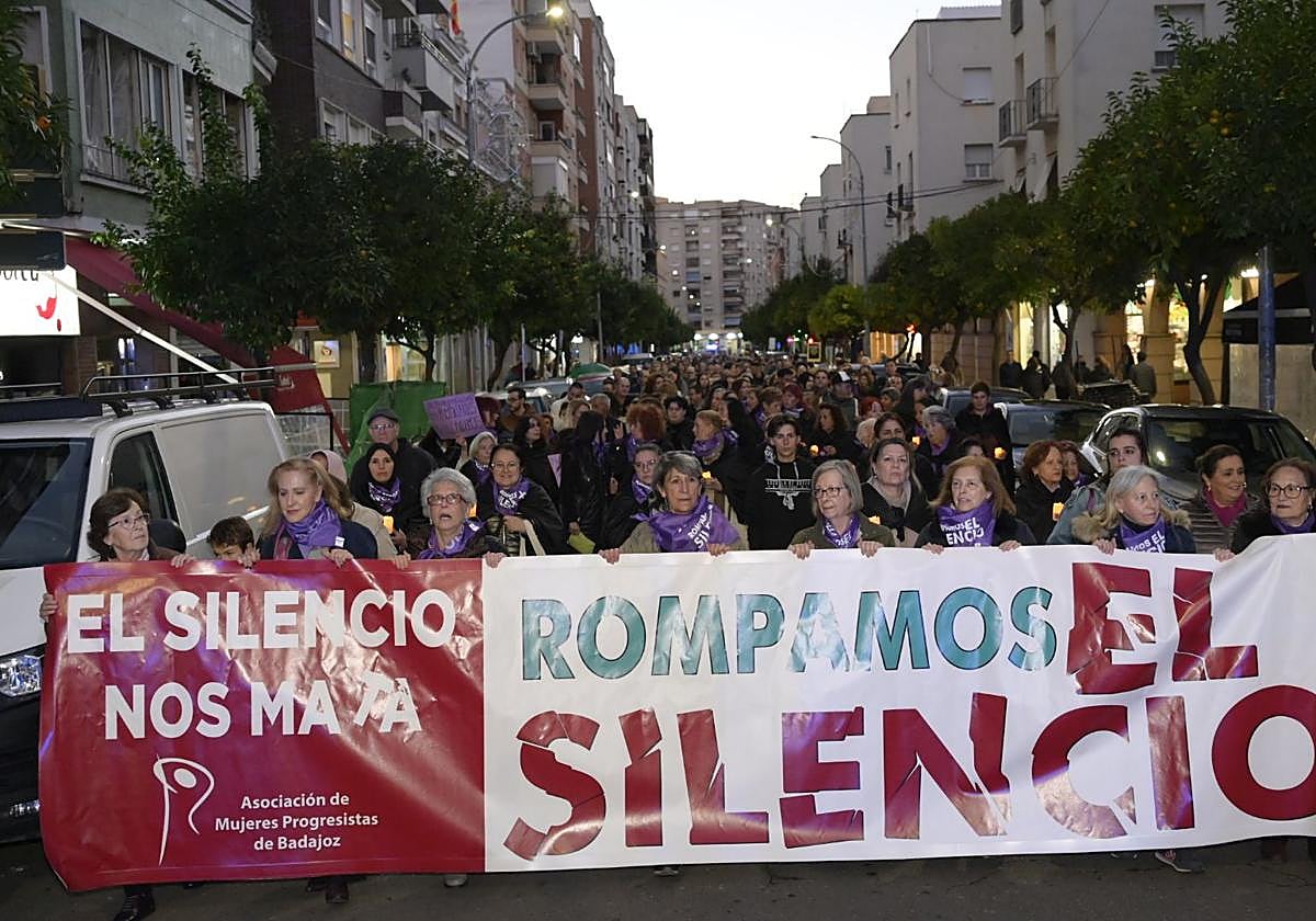 Así se han vivido los actos del 25-N en Extremadura