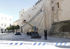 El entramado de luces se ha venido abajo entre la Catedral y las fachadas que se encuentran en frente, es decir, en toda la Plaza de España.