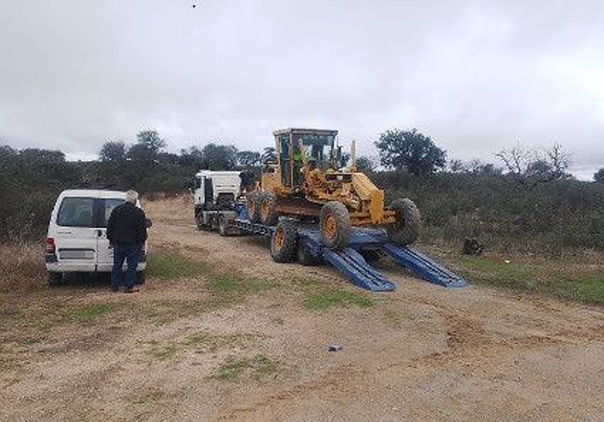 Una de las máquinas que debían iniciar las obras, en una imagen distribuida por los vecinos.
