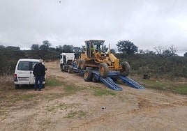 Una de las máquinas que debían iniciar las obras, en una imagen distribuida por los vecinos.