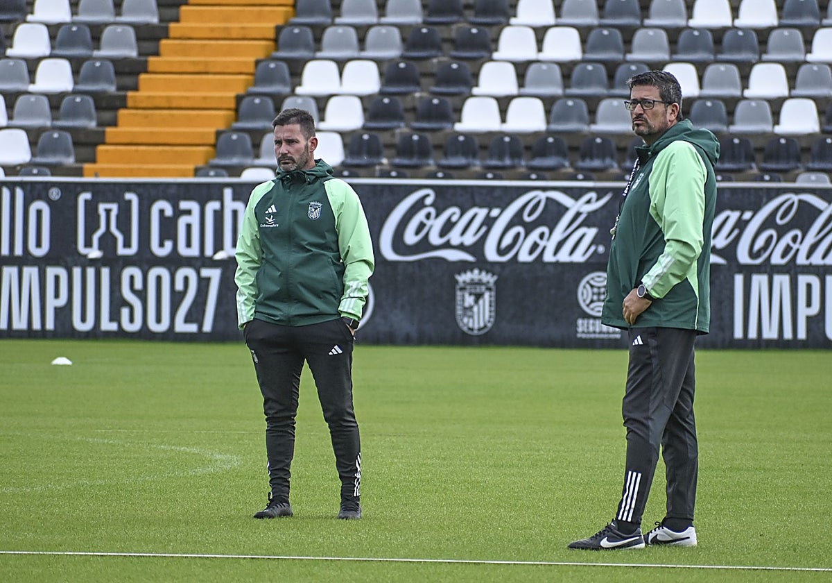 Juan Carlos Román junto a Iñaki Alonso durante un entrenamiento del Badajoz en el Nuevo Vivero en la 2023-24.