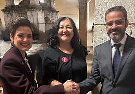 En la imagen Del Puerto, Chacón y González sellando el acuerdo con un apretón de manos.