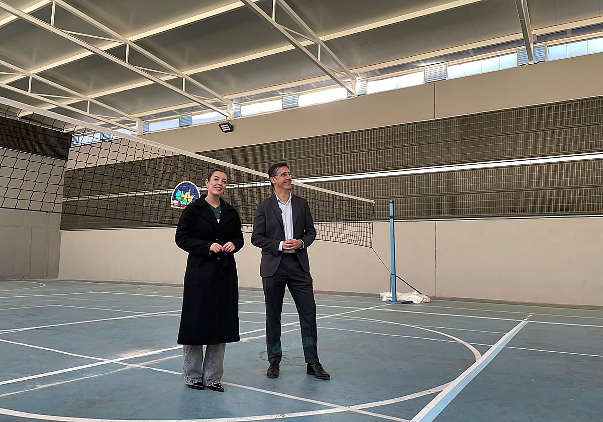 Los concejales Noelia Rodríguez y Víctor Bazo en la pista deportiva.