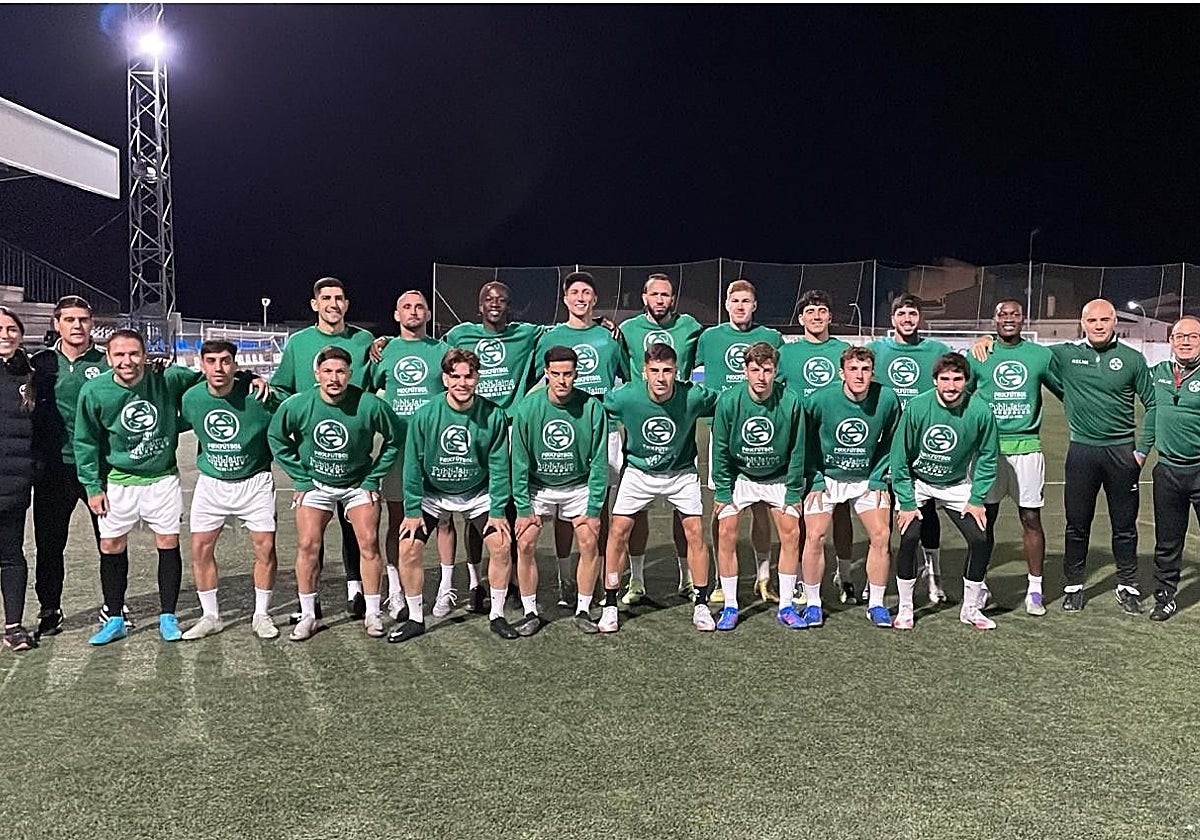 Selección extremeña que competirá en la Copa de las Regiones de la UEFA en el entrenamiento en Don Álvaro.