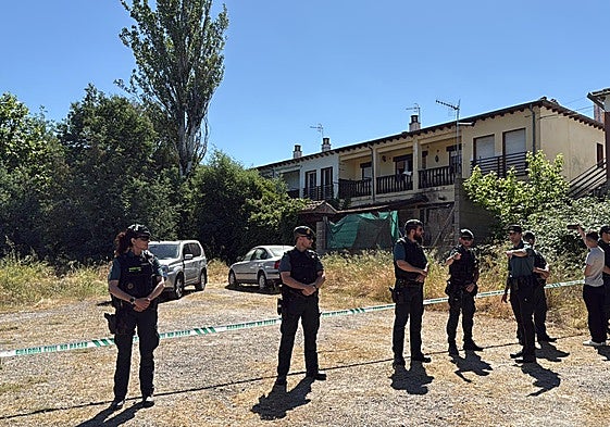 Guardias civiles custodian la vivienda donde tuvo lugar el crimen machista el pasado 27 de mayo.