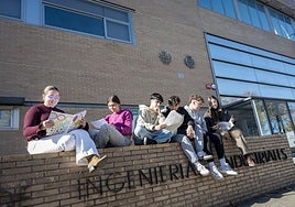Varios alumnos en las Escuela de Ingenierías Industriales de Badajoz.