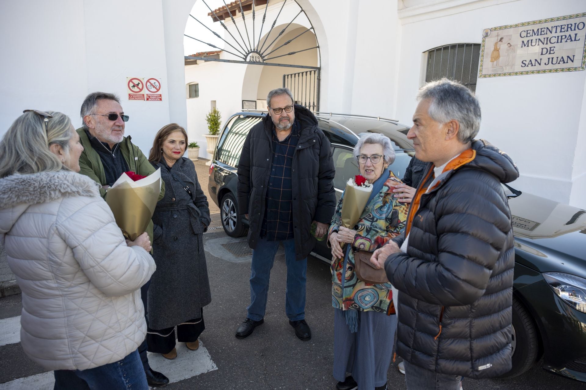 Fotos | La familia de Manuel Guillén Expósito inhuma sus restos en el cementerio de San Juan de Badajoz