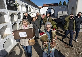 Fotos | La familia de Manuel Guillén Expósito inhuma sus restos en el cementerio de San Juan de Badajoz