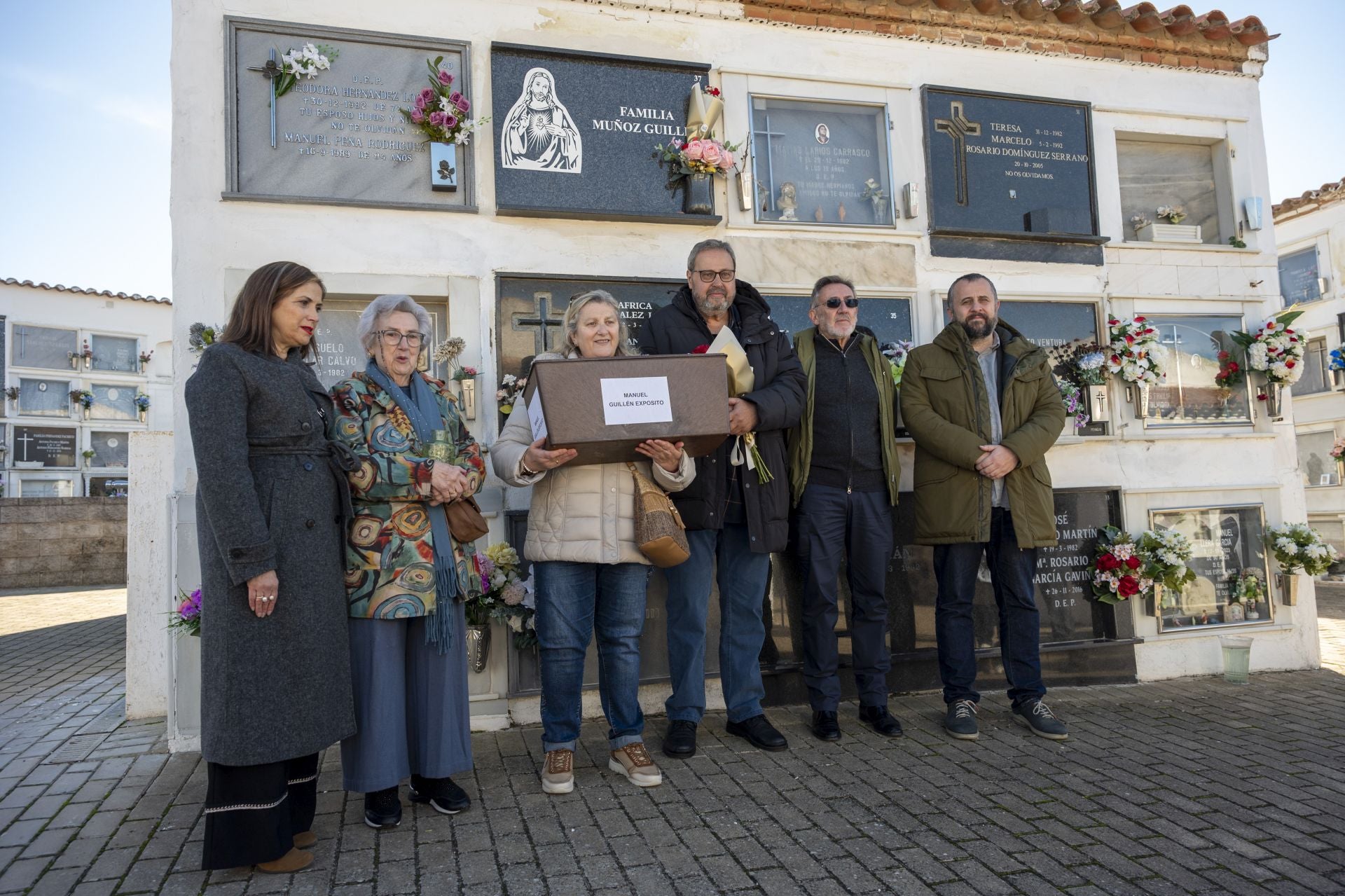 Fotos | La familia de Manuel Guillén Expósito inhuma sus restos en el cementerio de San Juan de Badajoz