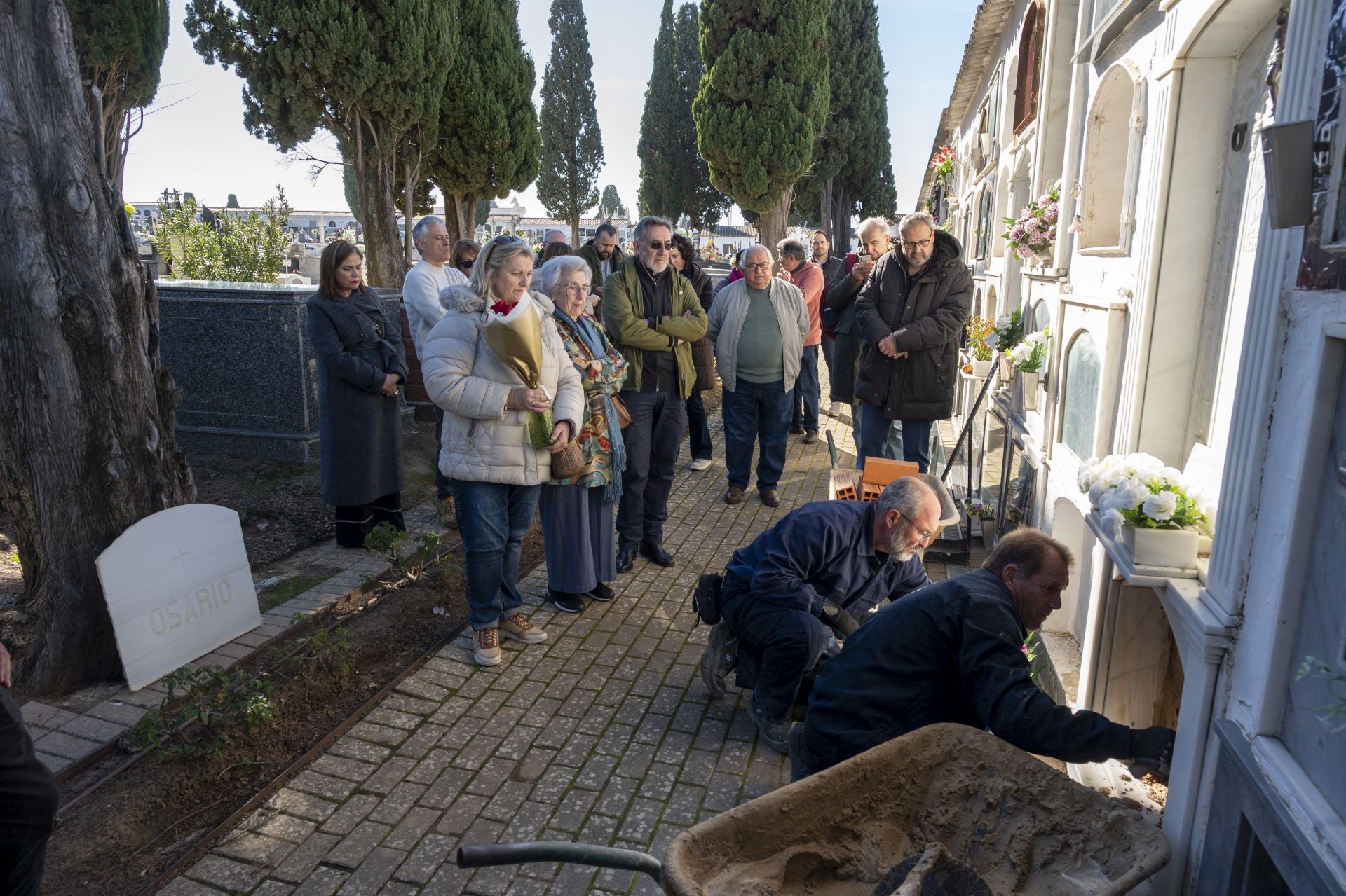 Fotos | La familia de Manuel Guillén Expósito inhuma sus restos en el cementerio de San Juan de Badajoz