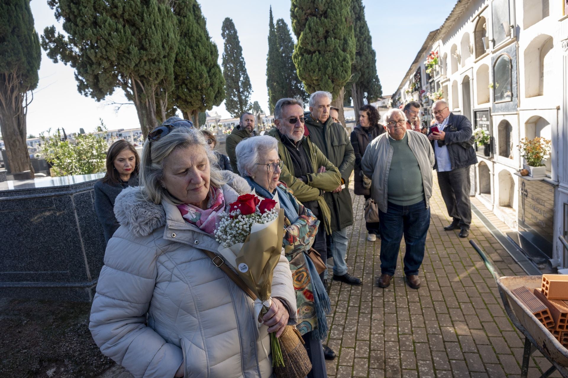 Fotos | La familia de Manuel Guillén Expósito inhuma sus restos en el cementerio de San Juan de Badajoz