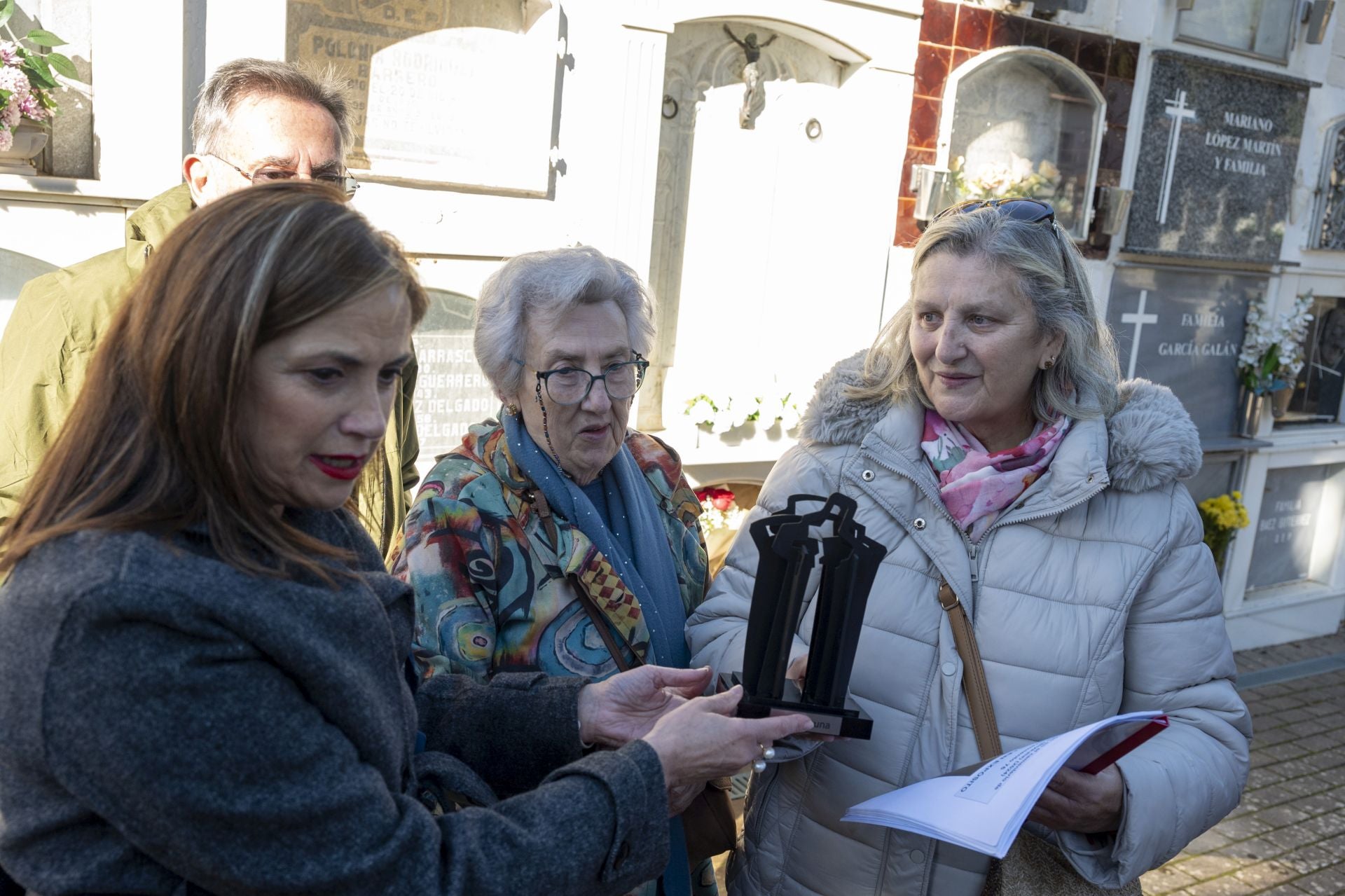 Fotos | La familia de Manuel Guillén Expósito inhuma sus restos en el cementerio de San Juan de Badajoz