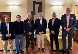 Pizarro, con la directiva de la Confederación Española de Cascos Históricos.