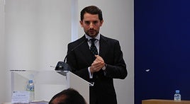 Javier Serrano, de AFI, durante su intervención en Cáceres.