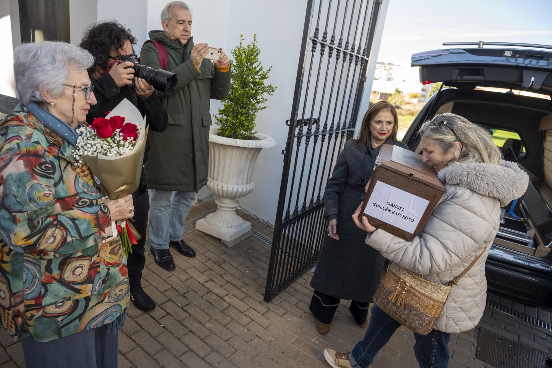 Fotos | La familia de Manuel Guillén Expósito inhuma sus restos en el cementerio de San Juan de Badajoz