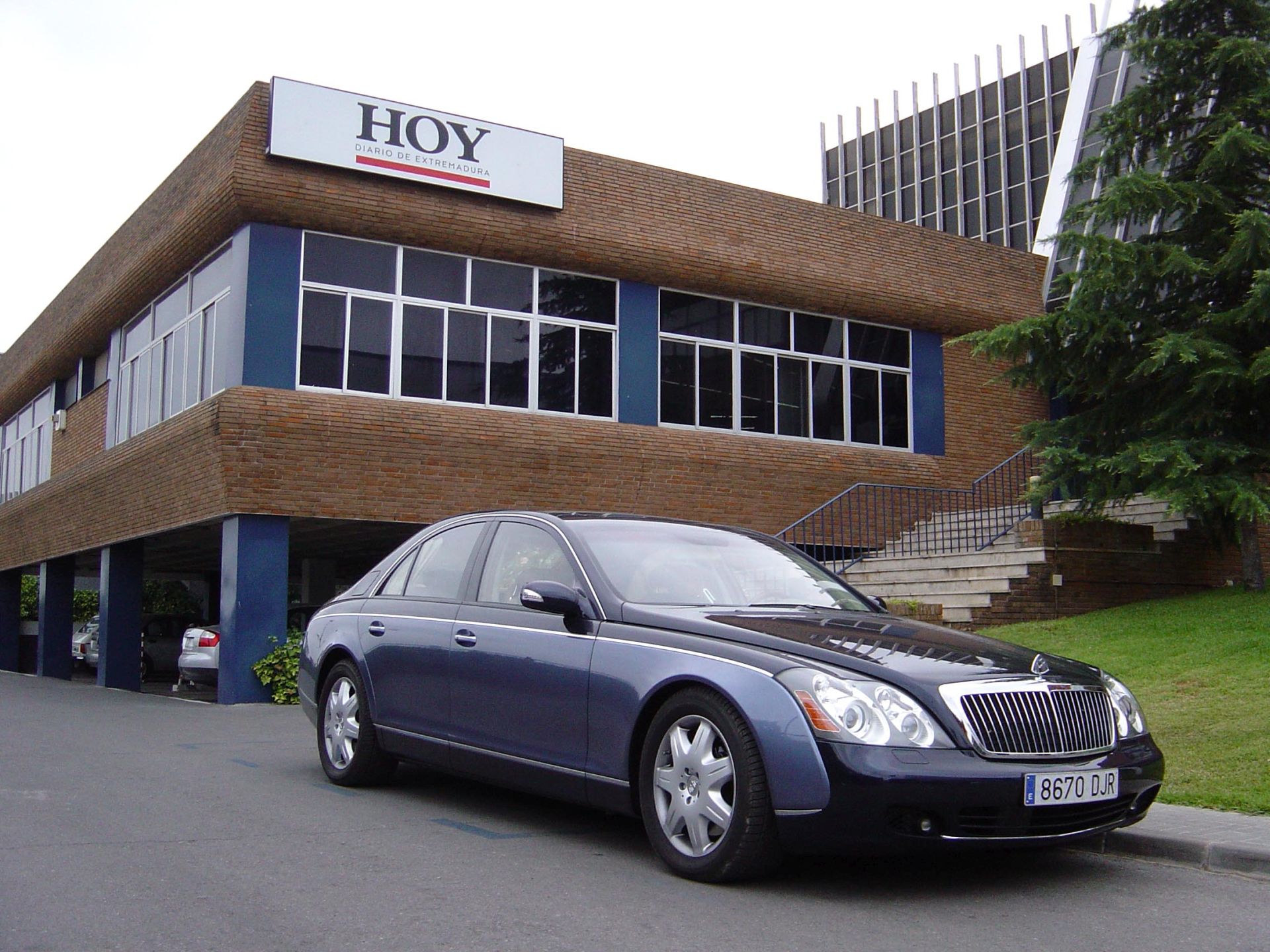 En la puerta del HOY con el coche más caro que le dejaron para probar un Maybach, la marca de lujo de Mercedes, que en 2005 costaba 420.000 euros.