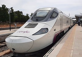Tren de la serie 730 estacionado en Badajoz.