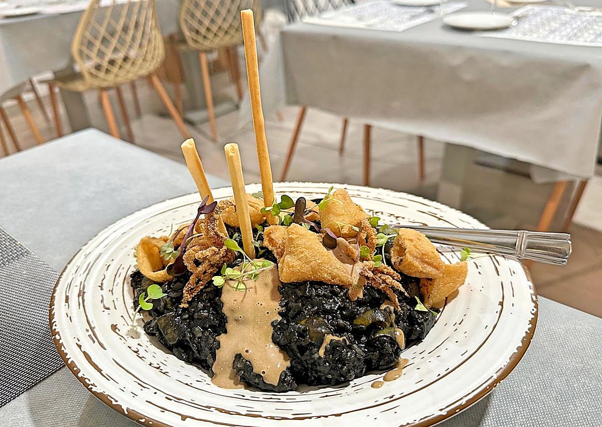 Imagen secundaria 1 - Aperitivo, arroz negro y ensalada de rulo y frutas.