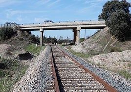 Línea Cáceres-Valencia de Alcántara, en la que se instalará nuevo cerramiento.
