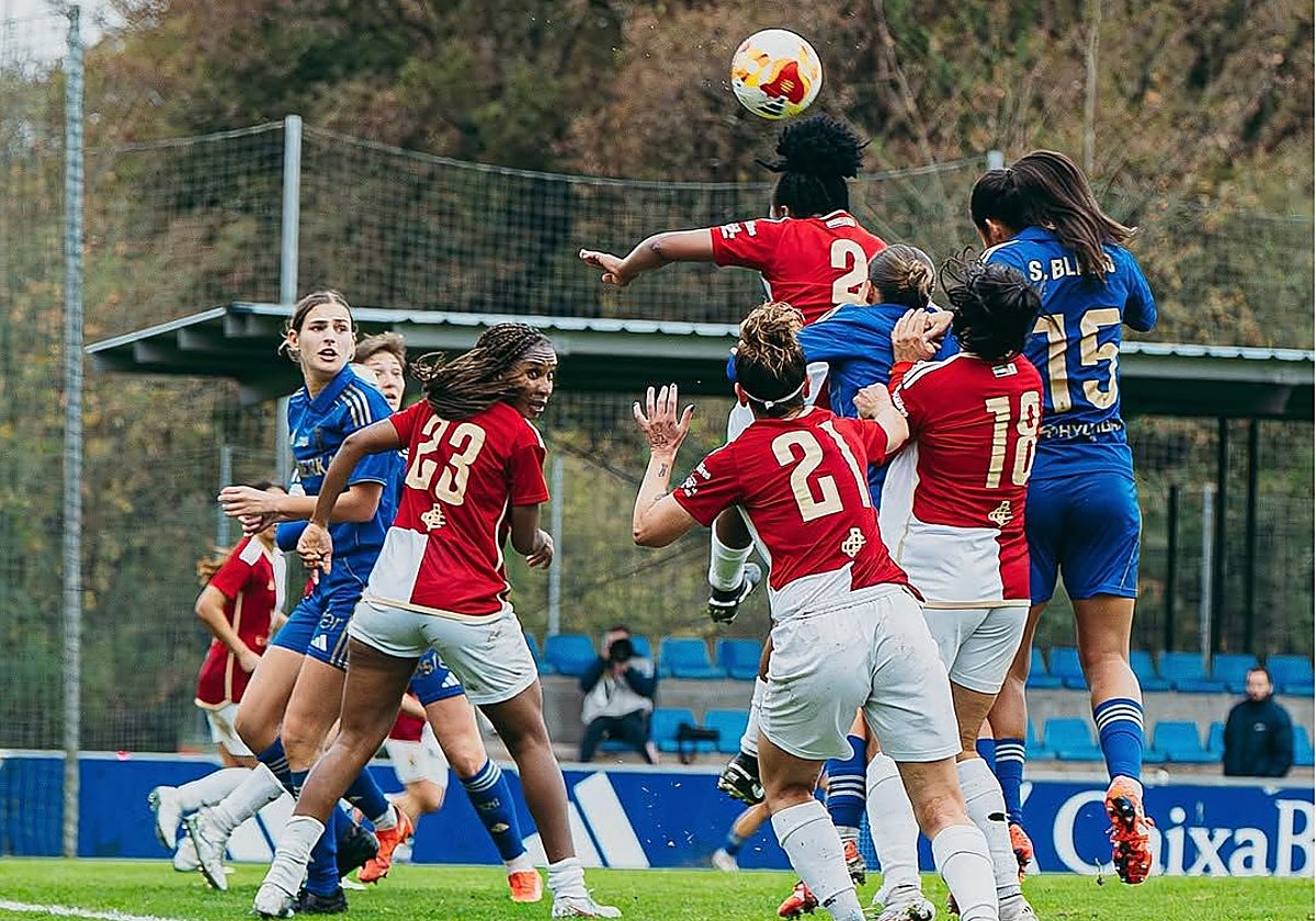 Acción del duelo entre el Oviedo y el Cacereño Femenino de la pasada jornada.