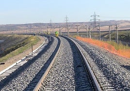 Trabajos de adecuación de vías en la línea de alta velocidad Madrid-Sevilla.