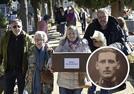 Cuatro nietos de Manuel llevan sus restos a su tumba junto a su mujer.