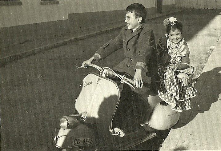 Polo con la Vespa de su padre y su hermana detrás en 1964 con doce años.