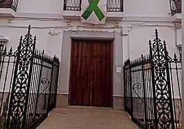 Entrada principal del Ayuntamiento de Villalba de los Barros, por donde entraron los ladrones.