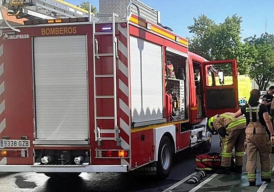 Imagen de archivo de bomberos del Sepei, cuyos efectivos acudieron ayer al incendio de la vivienda en Puebla de Argeme.