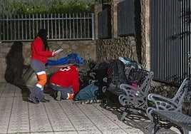 Voluntarios de Cruz Roja atienden a una persona sin hogar en diciembre de 2024 durante el protocolo 'ola de frio'.