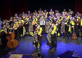 Actuación de la Tuna de Medicina de Badajoz en Pamplona, este pasado fin de semana.