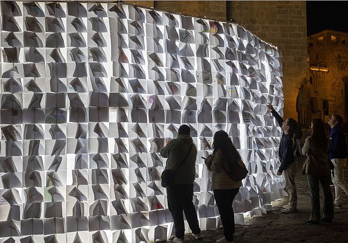 'En hojas blancas' fue la primera acción callejera que puso en marcha la candidatura de Cáceres 2031.