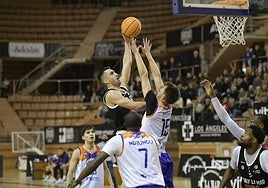 Acción del duelo entre el BCB y el San Antonio.