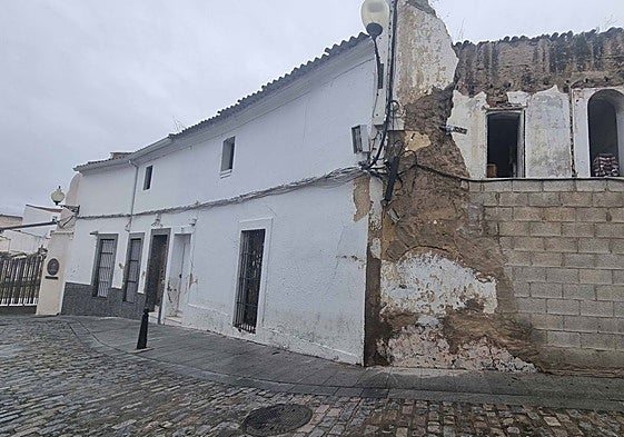 Las dos casas que se van a derribar en la calle Holguín, una de ellas contigua a otra ya en pésimo estado.
