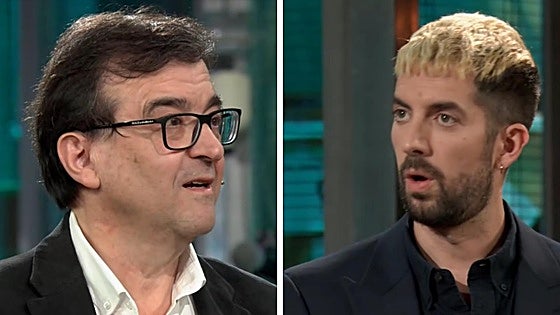 El extremeño Javier Cercas sorprende a Broncano en 'La Revuelta' con un regalo ligado al 23-F