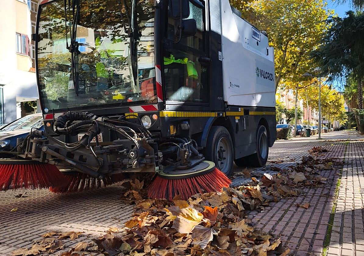 El Ayuntamiento refuerza la limpieza de hojas en otoño