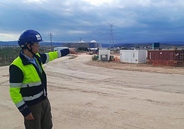 El director de la central, Rafael Campos, explica las obras que se llevan a cabo desde el verano, con la planta al fondo.