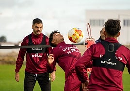 Usama con el balón y en segundo término Ángel Cano.
