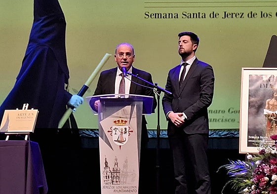 Genaro González Genaro y Francisco Jesús Pérez Rodríguez, ayer, en la presentación de su libro 'Arte en imágenes'.