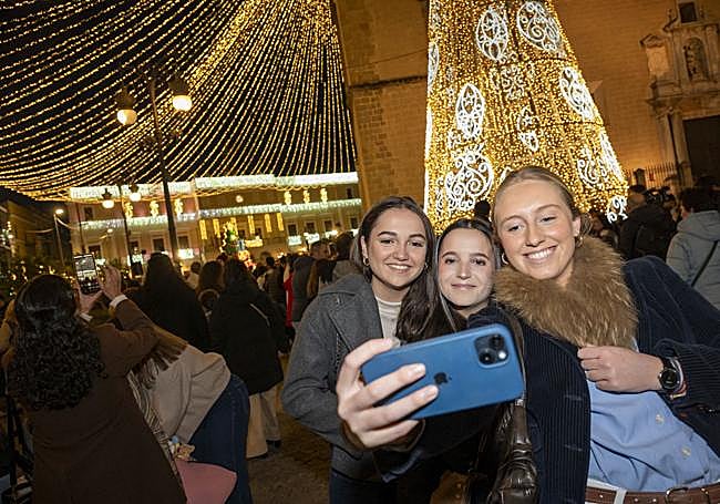 Un grupo de amigas se fotografía en la plaza de España.