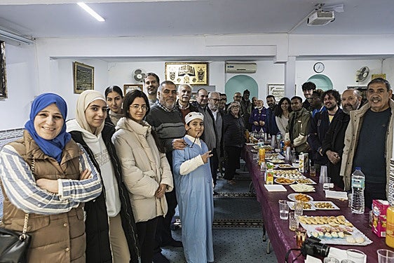 El doctor Usama Aklouk (a la derecha), junto al resto de participantes en la jornada de puertas abiertas en la mezquita de Badajoz, en el Gurugú.