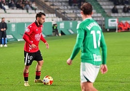 Doncel controla el balón en el Racing de Ferrol-Mérida.