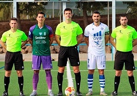 Barace y Armando, capitanes del Extremadura y La Unión, con el trío arbitral antes del partido.