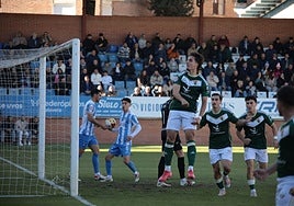 César Gómez celebra el gol del triunfo del Cacereño en Talavera de la Reina.